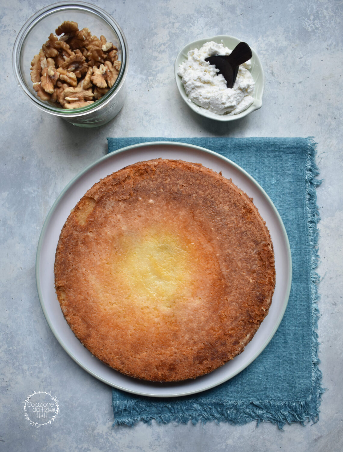 Torta cremosa di ricotta e mele, con noci e cannella