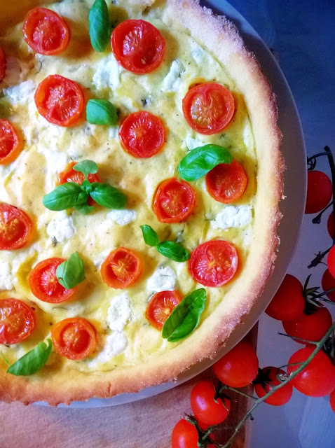 Torta salata caprino e pomodorini