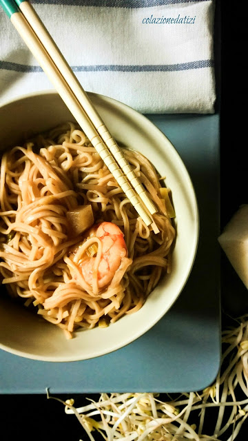 zuppa di noodles daikon e gamberi