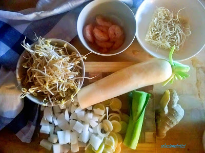 zuppa di noodles daikon e gamberi 