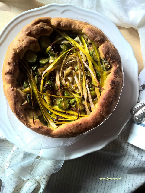 Torta salata di pasta brioche alle zucchine e porri