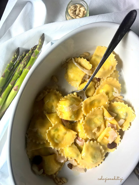 Ravioli agli asparagi con pesce spada pinoli e uvetta