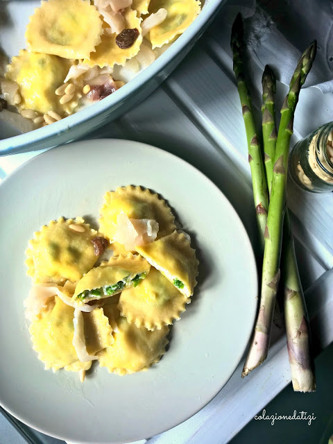 ravioli di ricotta e asparagi con pesce spada, pinoli e uvetta