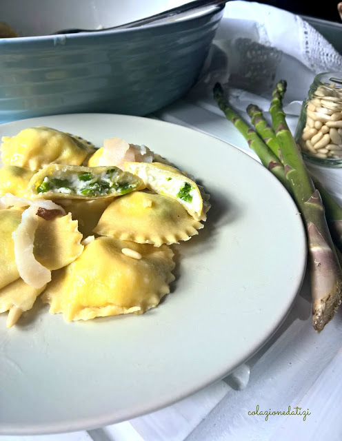 ravioli di ricotta e asparagi con pesce spada, pinoli e uvetta