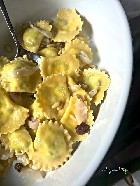 ravioli di ricotta e asparagi con pesce spada, pinoli e uvetta