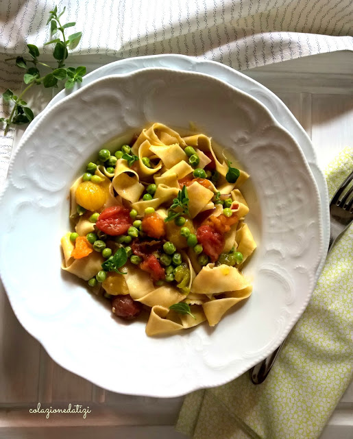 Tagliatelle al kamut con piselli e datterini colorati