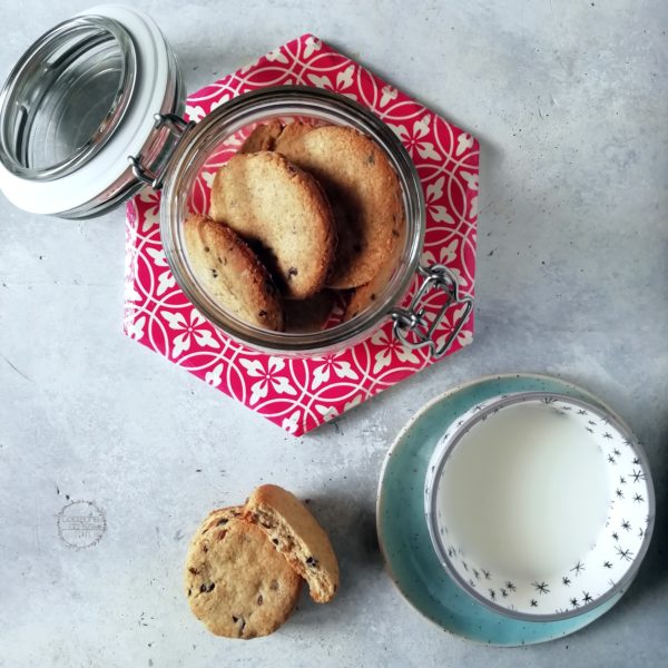 BISCOTTI VEGAN SENZA ZUCCHERO AL FARRO E CIOCCOLATO